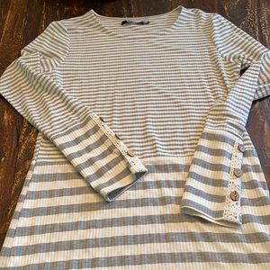 Doe Rae Med grey and cream top